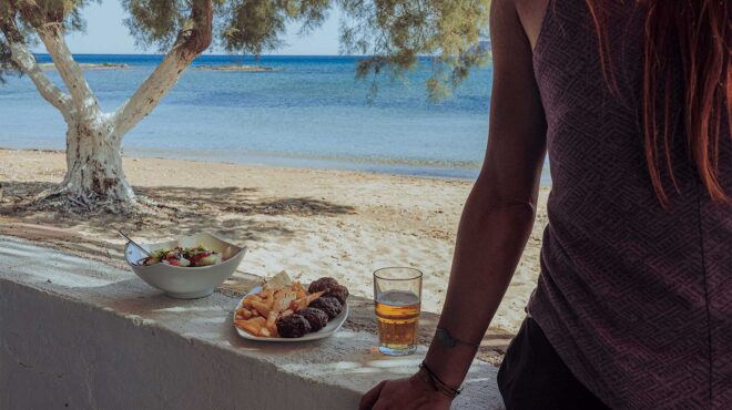 9-νόστιμες-στάσεις-στις-κυκλάδες-για-αυ-563094661