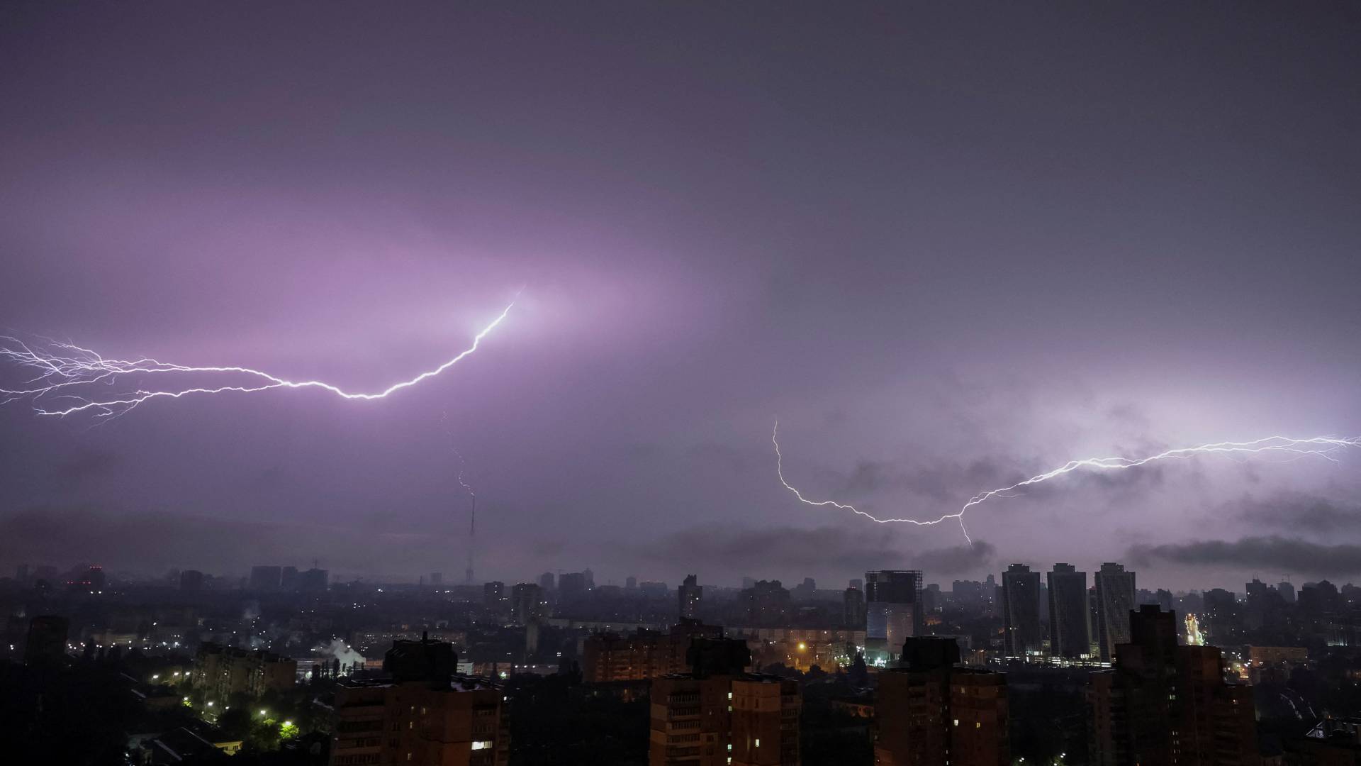 Χωρίς ρεύμα και νερό οι κάτοικοι του Κιέβου: «Τα μπλακάουτ είναι τα χειρότερα» (εικόνες)-3