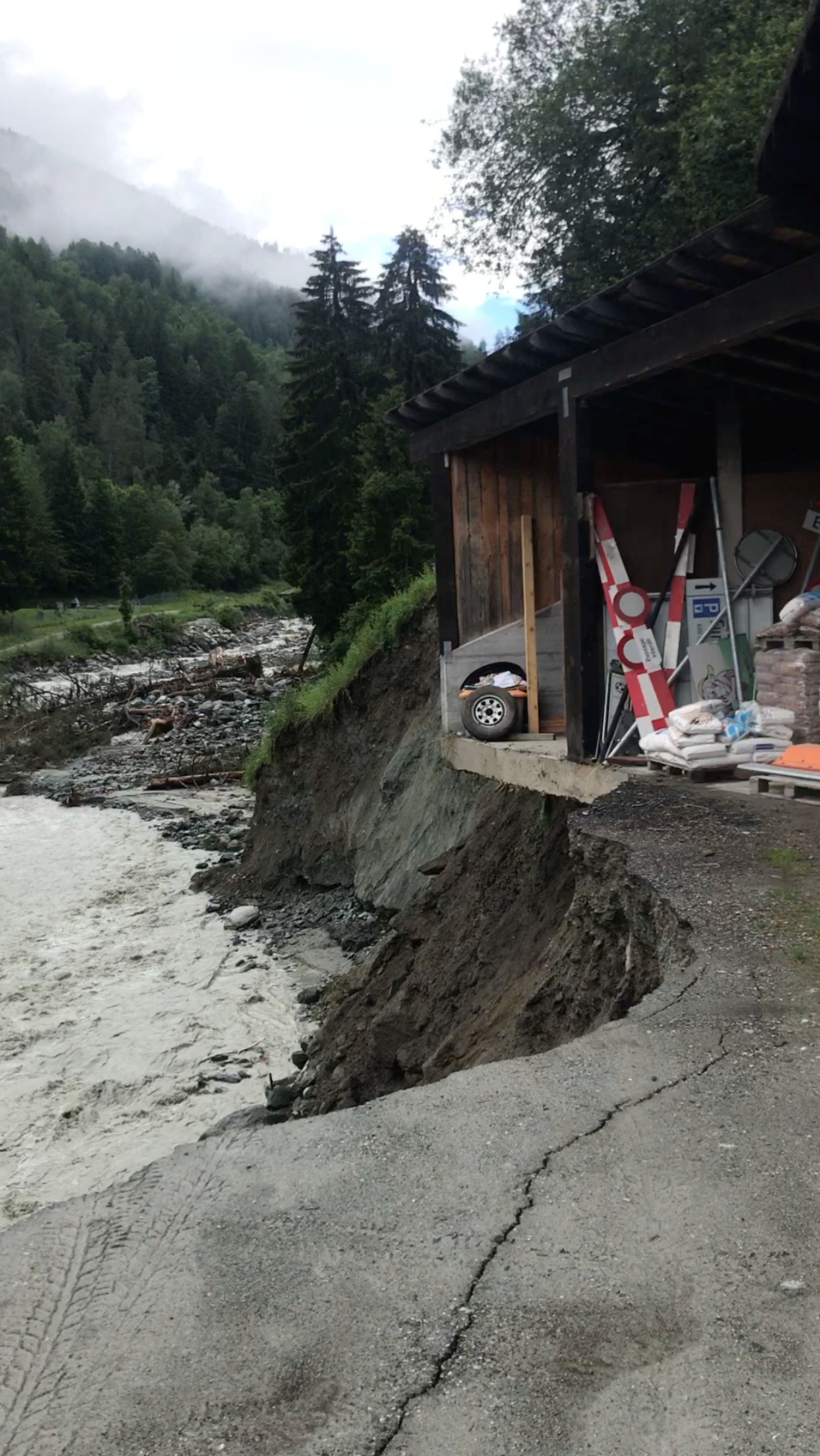 Ελβετία: Εικόνες καταστροφής μετά τις φονικές πλημμύρες-2