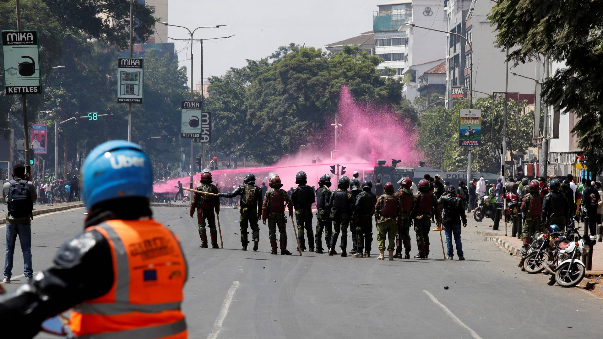 Κένυα: Τι πυροδότησε τις βίαιες διαδηλώσεις; – 23 νεκροί, στις φλόγες το Κοινοβούλιο-2