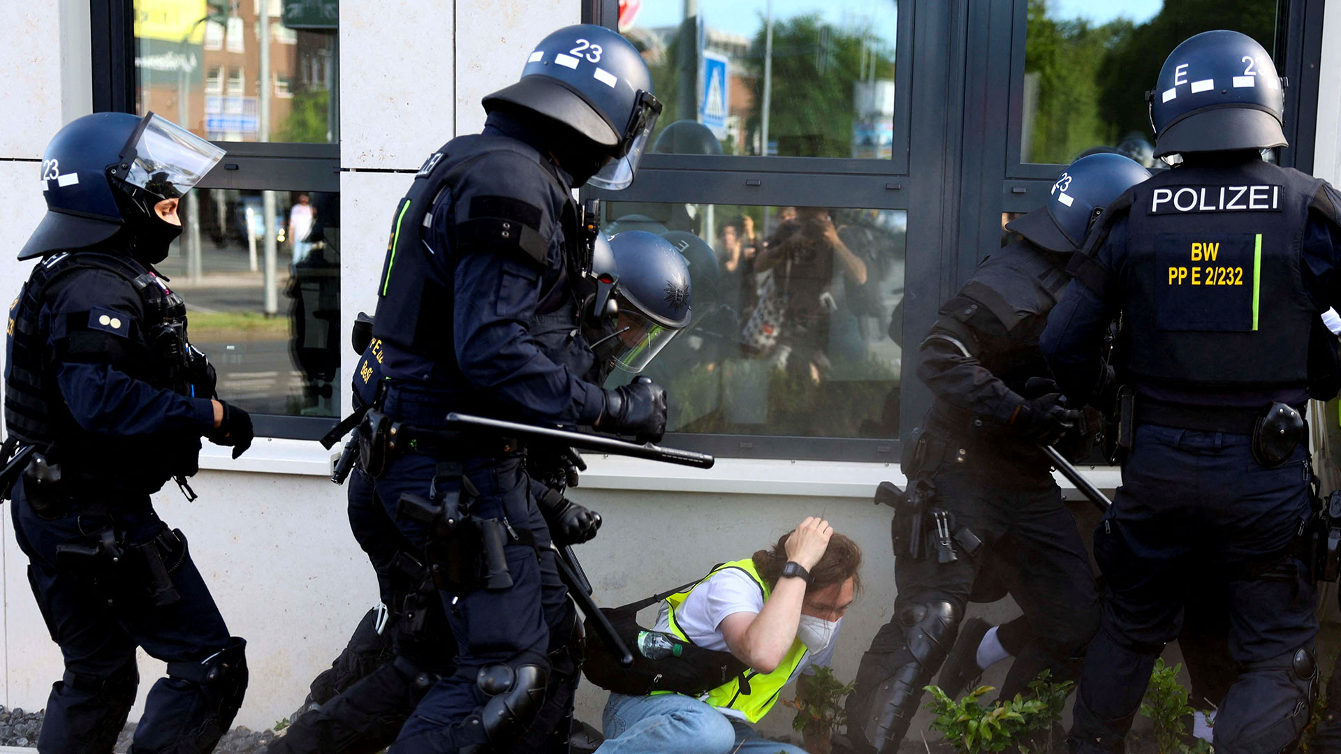 Γερμανία: Βίαια επεισόδια κατά του συνεδρίου της AfD-8