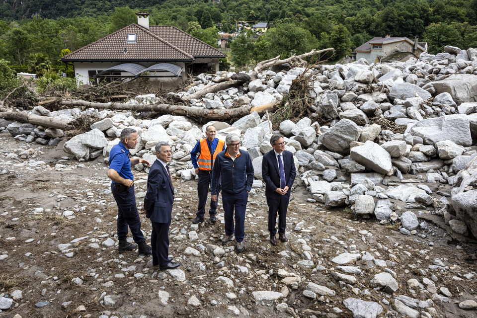 Ελβετία: Εικόνες καταστροφής μετά τις φονικές πλημμύρες-1