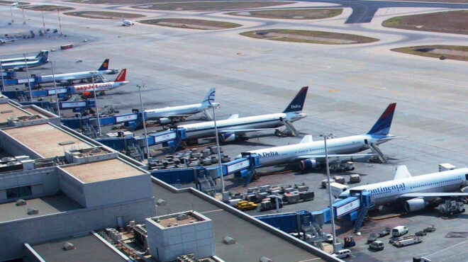 συνωστισμός-ξένων-αεροπορικών-στο-ε-563061205