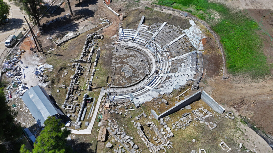 το-χωριό-που-αναστήλωσε-το-αρχαίο-θέατ-563073847