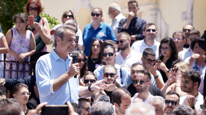 κυρ-μητσοτάκης-στην-κάλπη-για-να-ξορκί-563056117