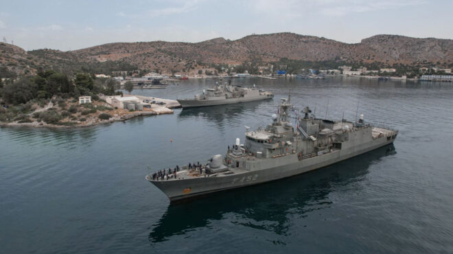η-φρεγάτα-υδρα-κατέπλευσε-στη-σαλαμ-563063950