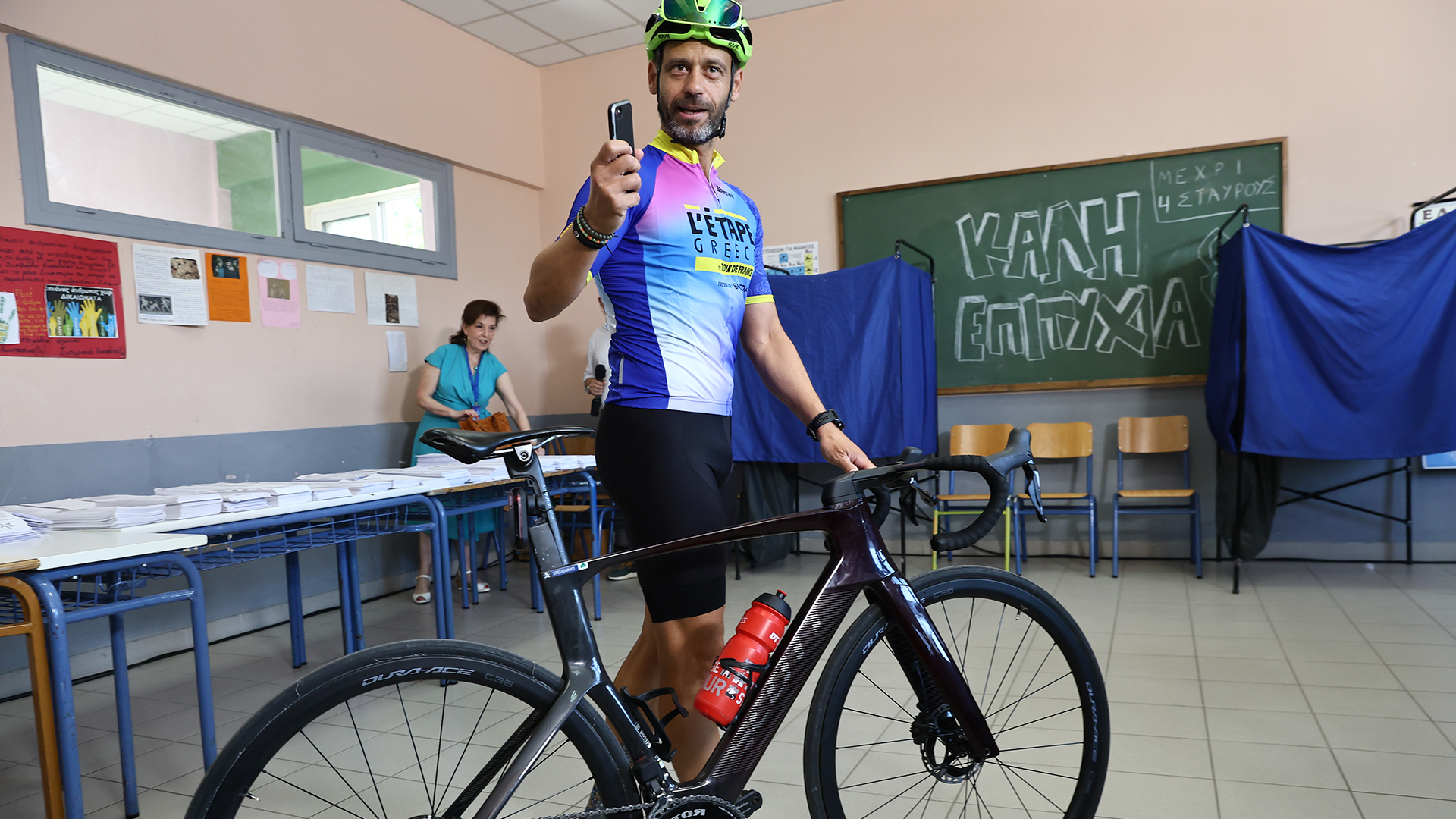 Ευρωεκλογές 2024: Στιγμιότυπα από την εκλογική διαδικασία – Φωτογραφίες-3