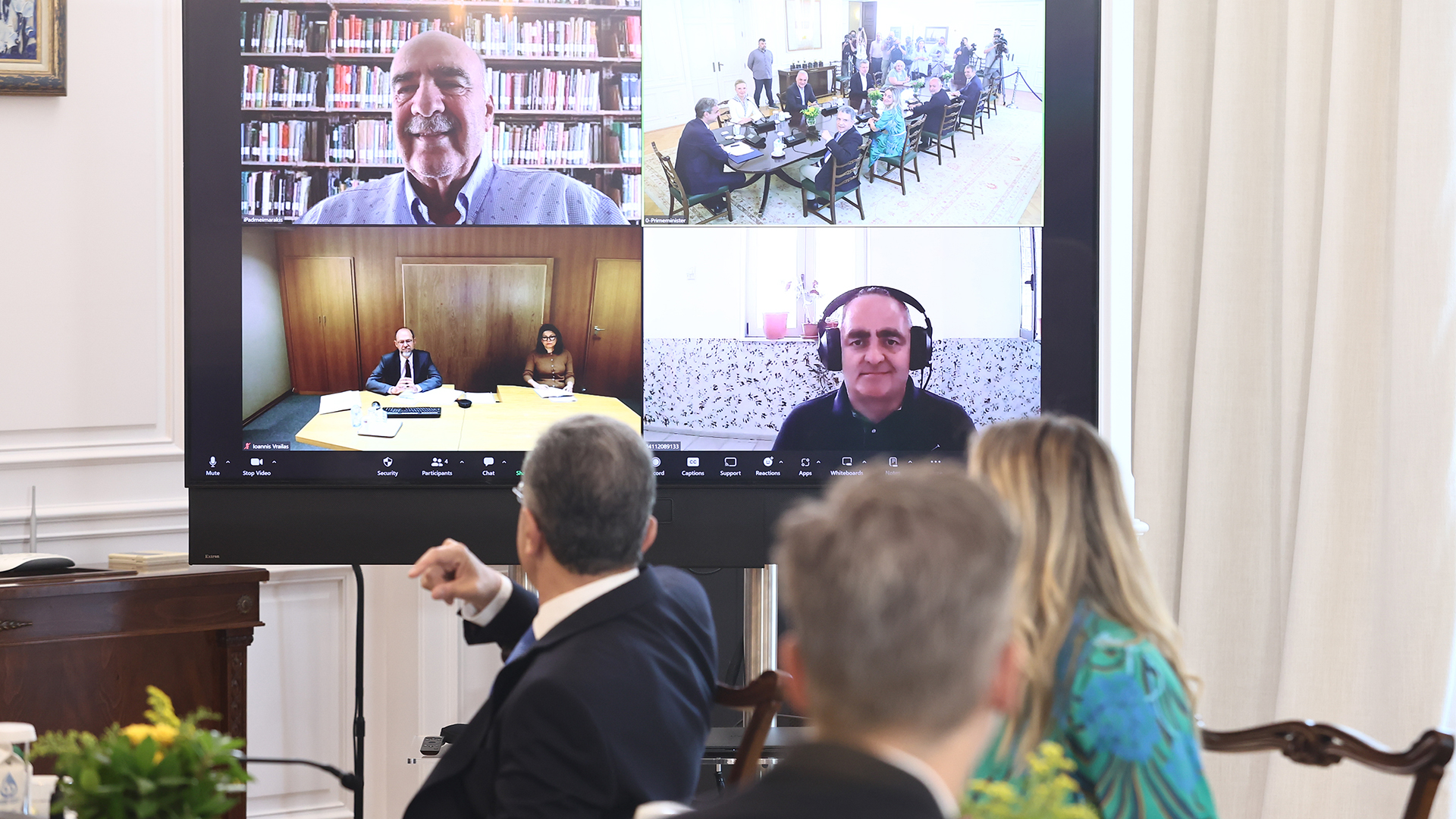 Συνάντηση Μητσοτάκη με τους νέους ευρωβουλευτές της Ν.Δ. στο Μαξίμου-1