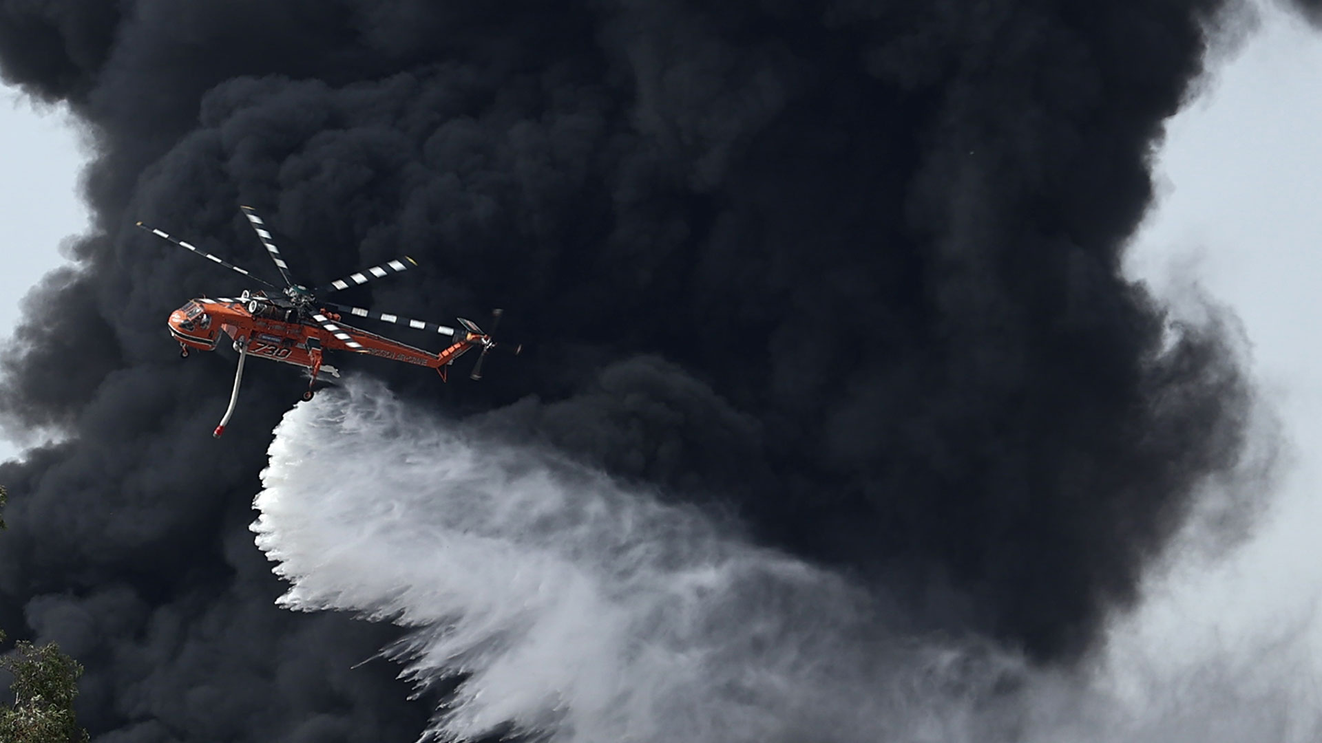 Κηφισιά: Εικόνες από τη φωτιά στο εργοστάσιο-3