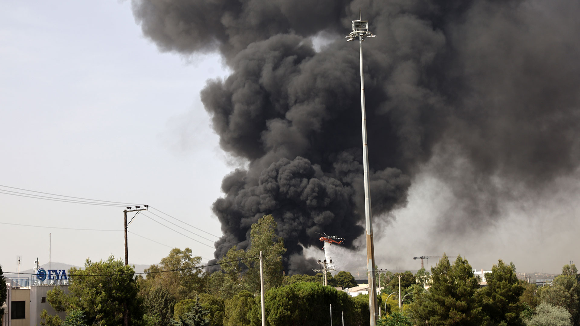 Κηφισιά: Εικόνες από τη φωτιά στο εργοστάσιο-2
