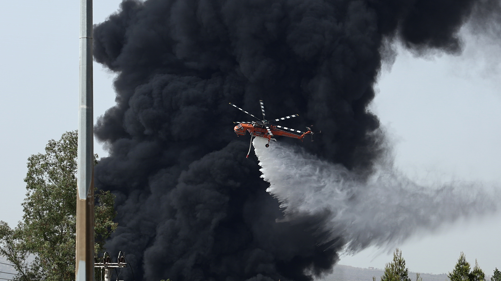 Κάτω Κηφισιά: Ολοκληρωτική καταστροφή στο εργοστάσιο – Τι λένε οι ειδικοί για τις τοξικές ουσίες στην ατμόσφαιρα-2