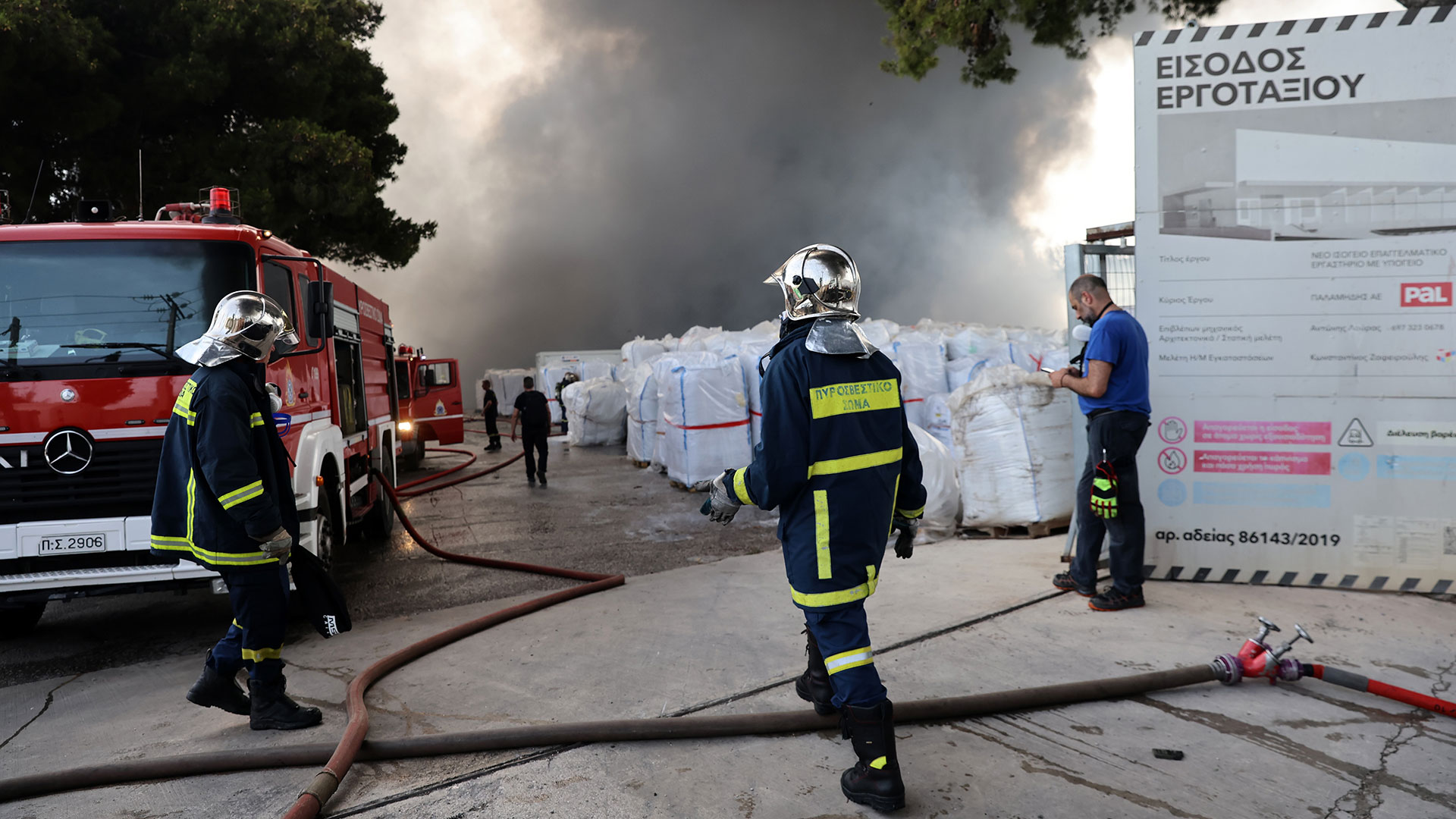 Κηφισιά: Εικόνες από τη φωτιά στο εργοστάσιο-11