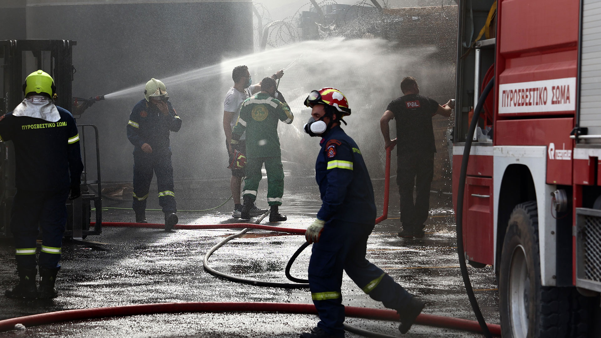 Κηφισιά: Εικόνες από τη φωτιά στο εργοστάσιο-7