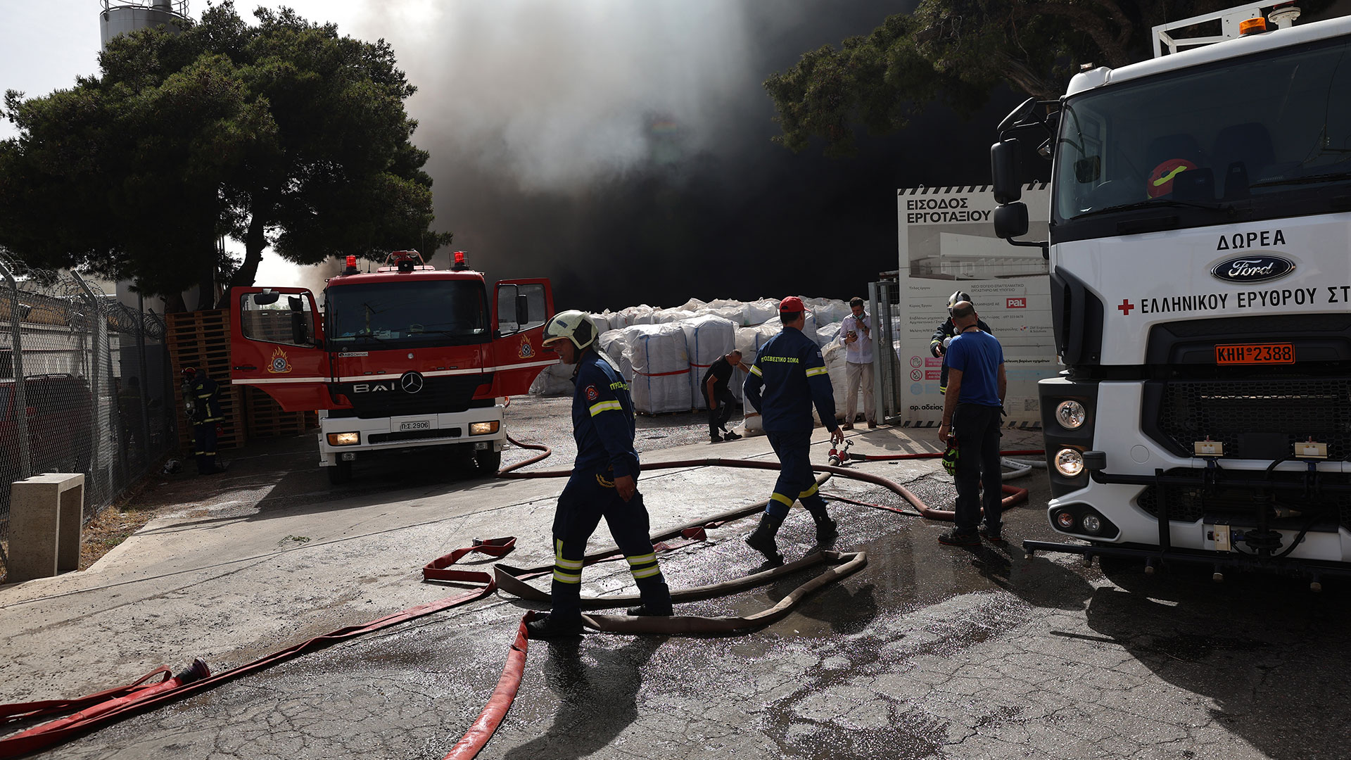 Κηφισιά: Εικόνες από τη φωτιά στο εργοστάσιο-10