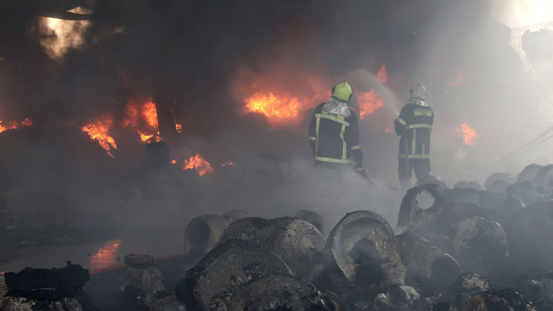 Κηφισιά: Εικόνες από τη φωτιά στο εργοστάσιο-5