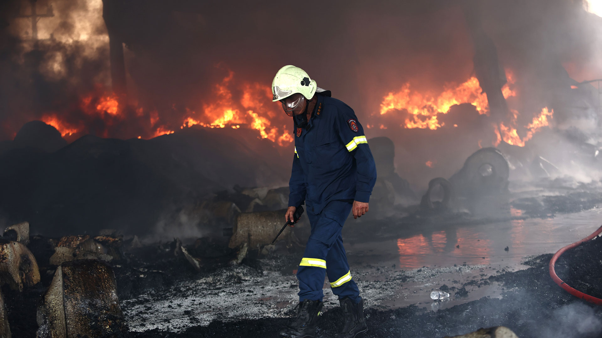 Κηφισιά: Εικόνες από τη φωτιά στο εργοστάσιο-8