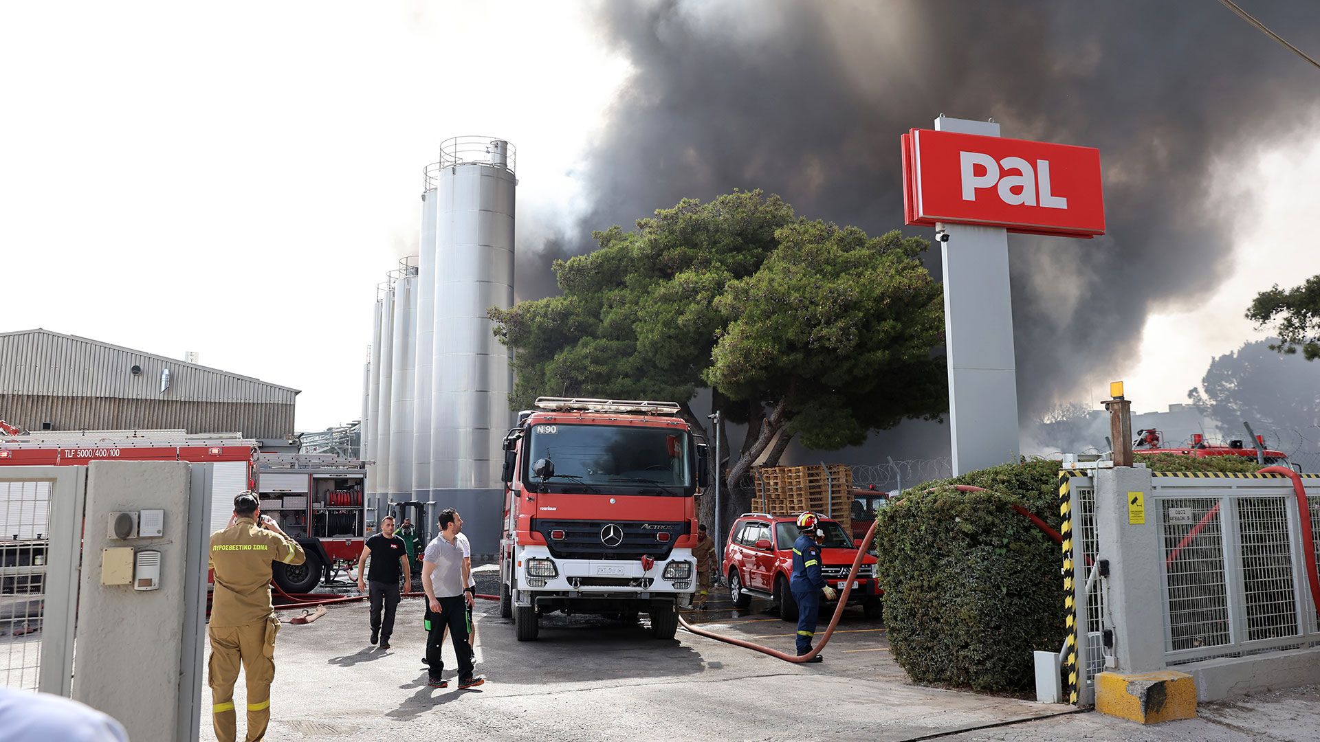 Κηφισιά: Εικόνες από τη φωτιά στο εργοστάσιο-4
