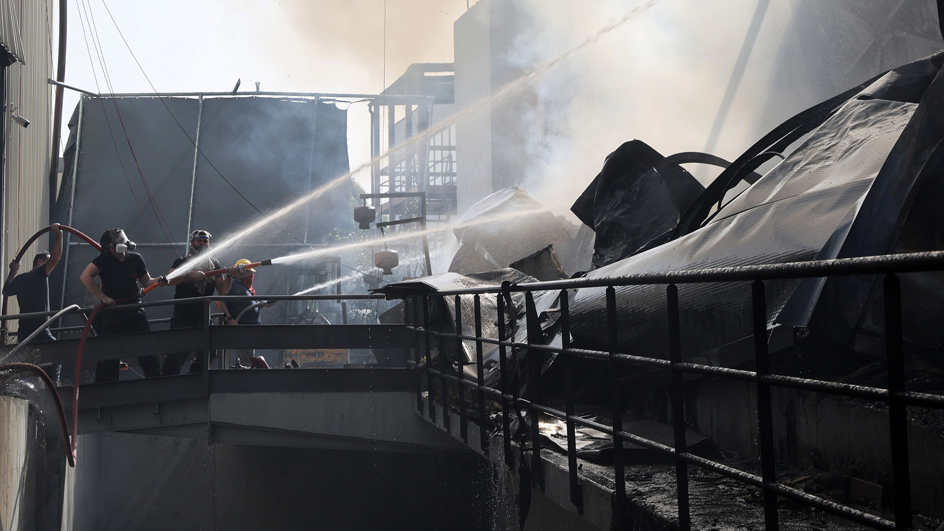 Κηφισιά: Εικόνες από τη φωτιά στο εργοστάσιο-6