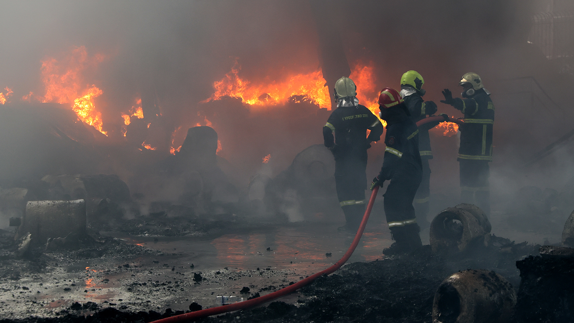 Κάτω Κηφισιά: Ολοκληρωτική καταστροφή στο εργοστάσιο – Τι λένε οι ειδικοί για τις τοξικές ουσίες στην ατμόσφαιρα-1