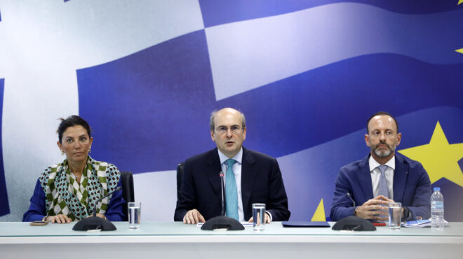 μοντέλο-δεη-στις-δεκο-που-εποπτεύοντα-563085127