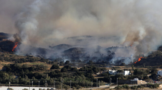 φωτιά-στη-μήλο-οι-φλόγες-κοντά-στο-αερο-563085403