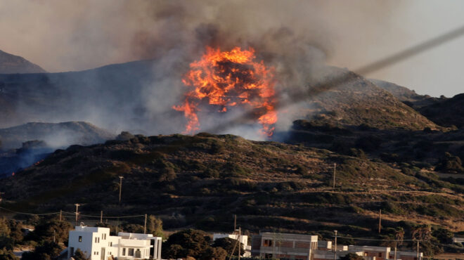 φωτιά-στη-μήλο-μάχη-με-τις-φλόγες-εν-π-563085661