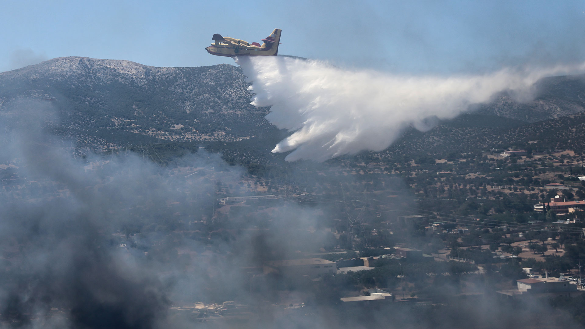 Μεγάλη φωτιά στο Κορωπί – Απειλούνται σπίτια, μπαράζ «112»-1