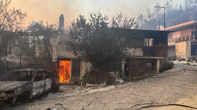 πυρκαγιές-μάχη-με-τις-φλόγες-σε-δύο-χωρ-563092879