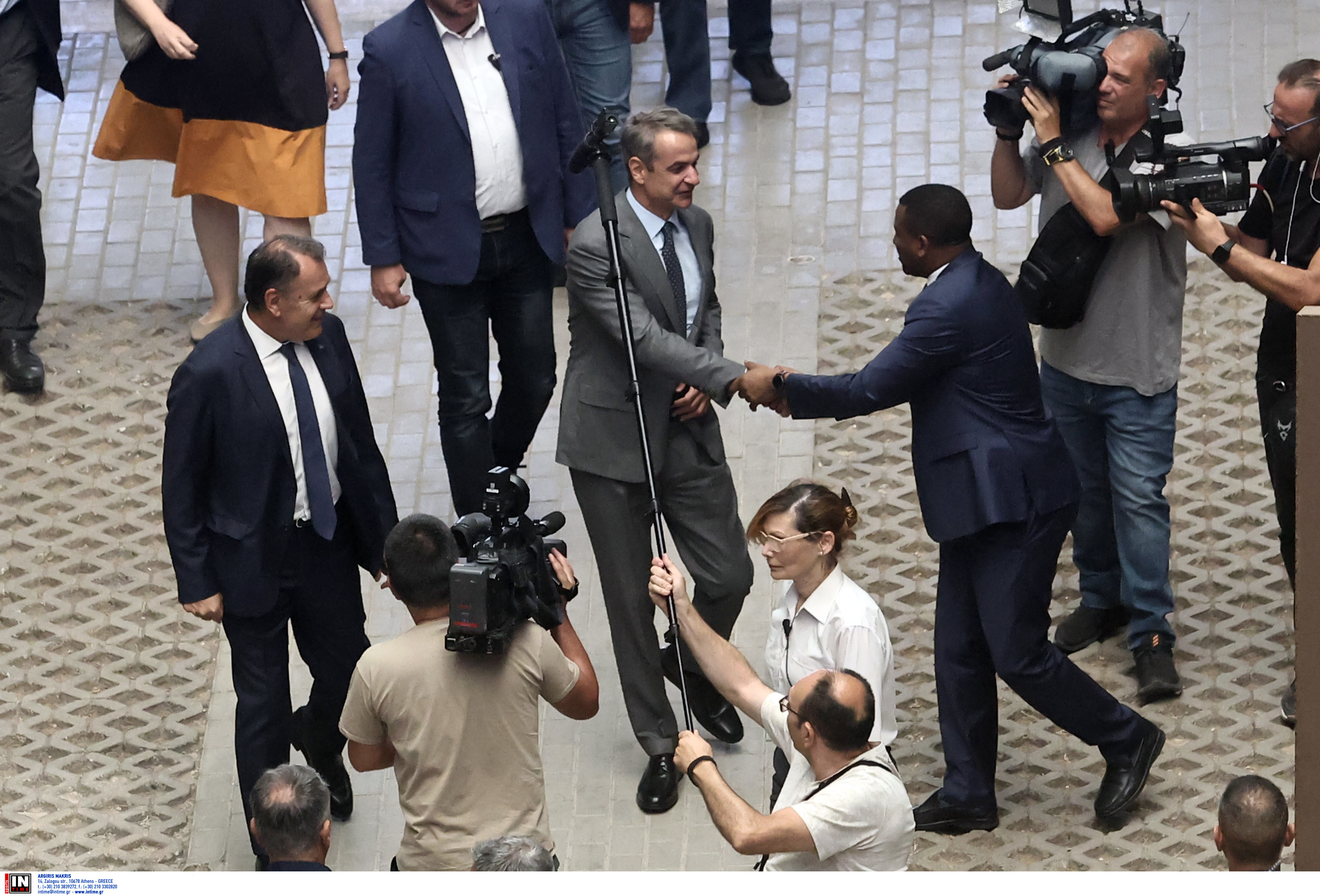 Επίσκεψη του πρωθυπουργού στο υπ. Μετανάστευσης και Ασύλου – «Το νερό έχει μπει στο αυλάκι»-1