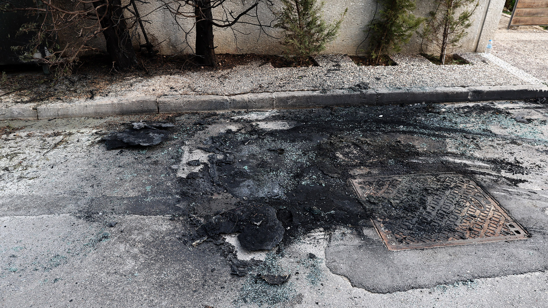 Επίθεση με μολότοφ έξω από το σπίτι της προέδρου του Αρείου Πάγου – Τραυματίας ένας αστυνομικός-2