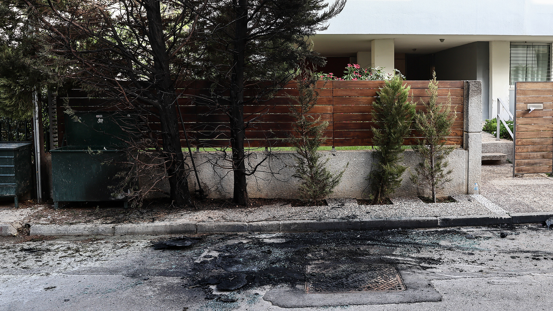 Επίθεση με μολότοφ έξω από το σπίτι της προέδρου του Αρείου Πάγου – Τραυματίας ένας αστυνομικός-1