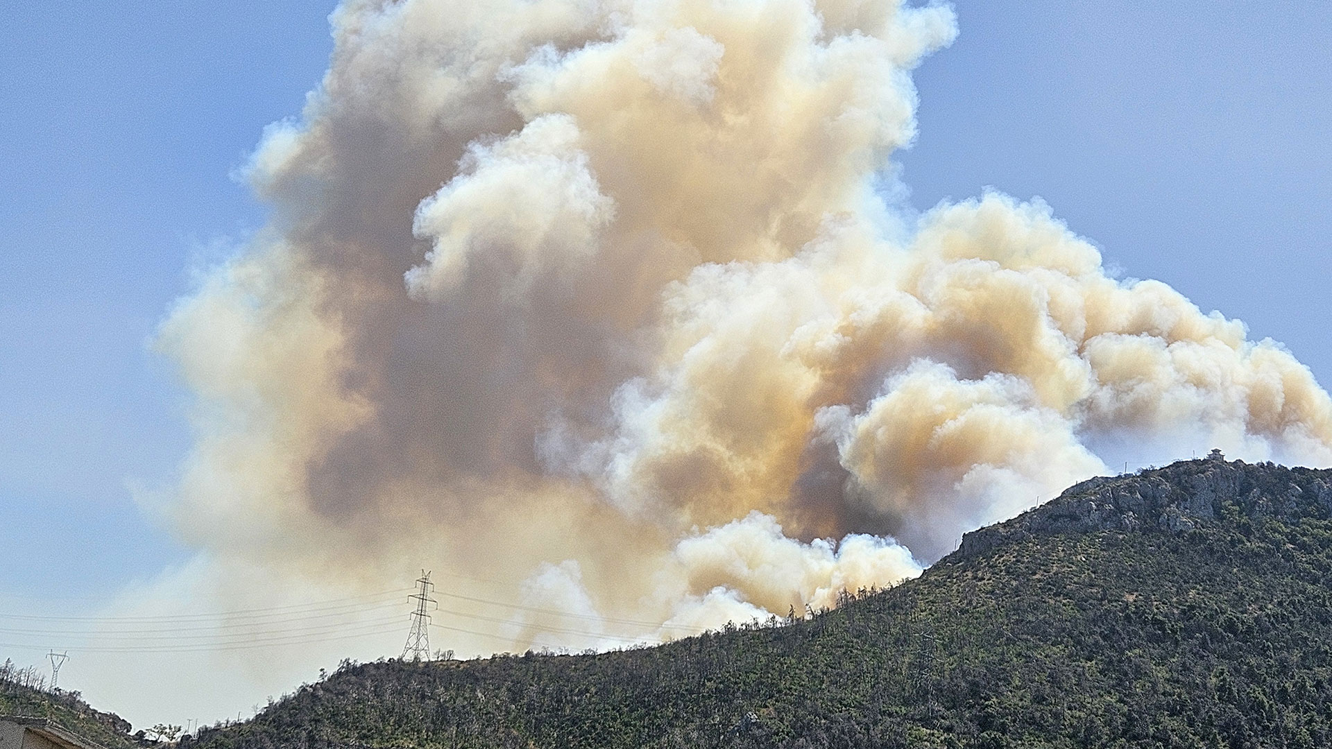 Χωρίς ενεργό μέτωπο η φωτιά στην Πάρνηθα-4