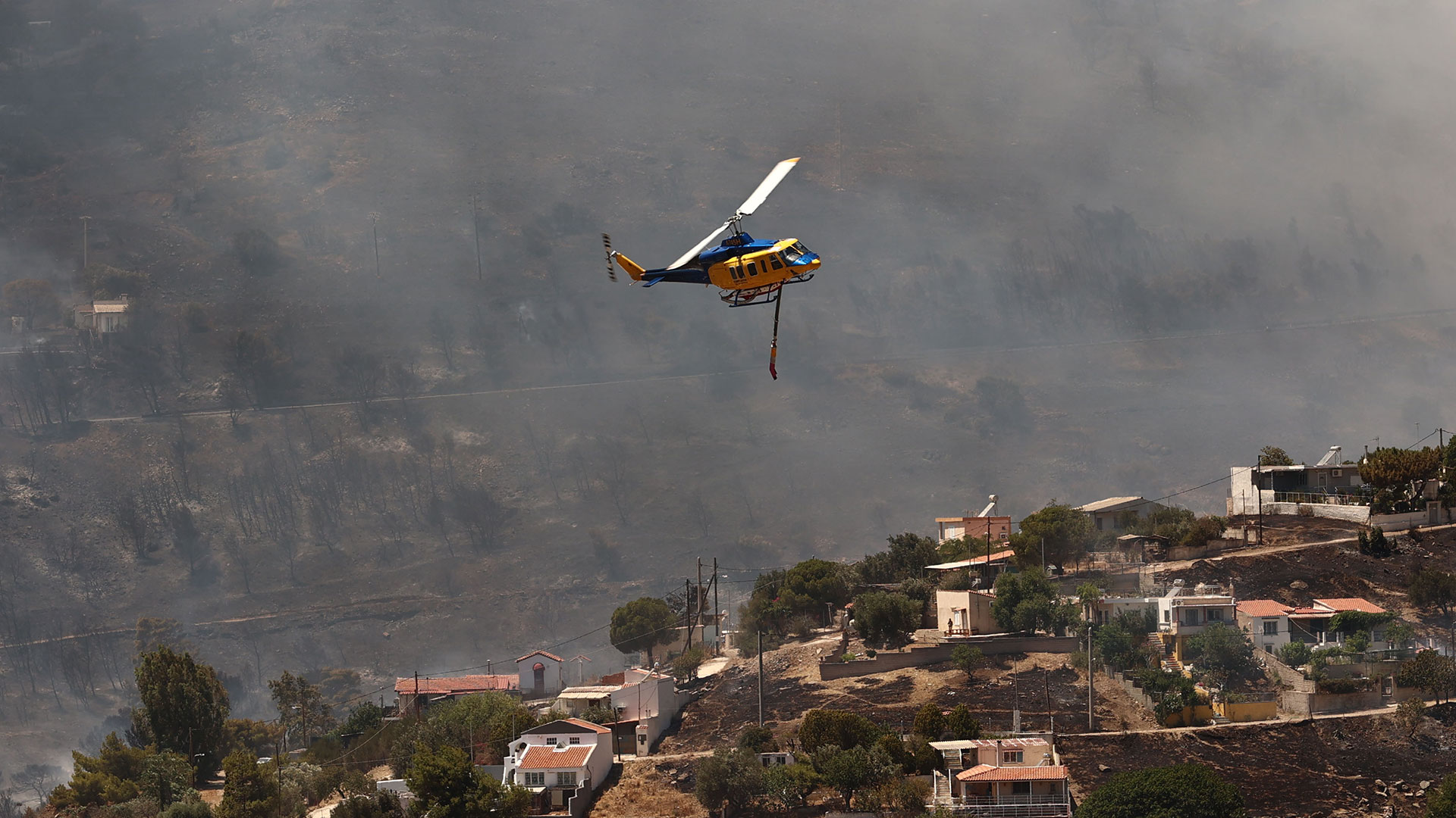 Φωτιά στην Κερατέα: Ισχυρές επίγειες και εναέριες δυνάμεις – Εκκενώσεις περιοχών, σπίτια στις φλόγες-4