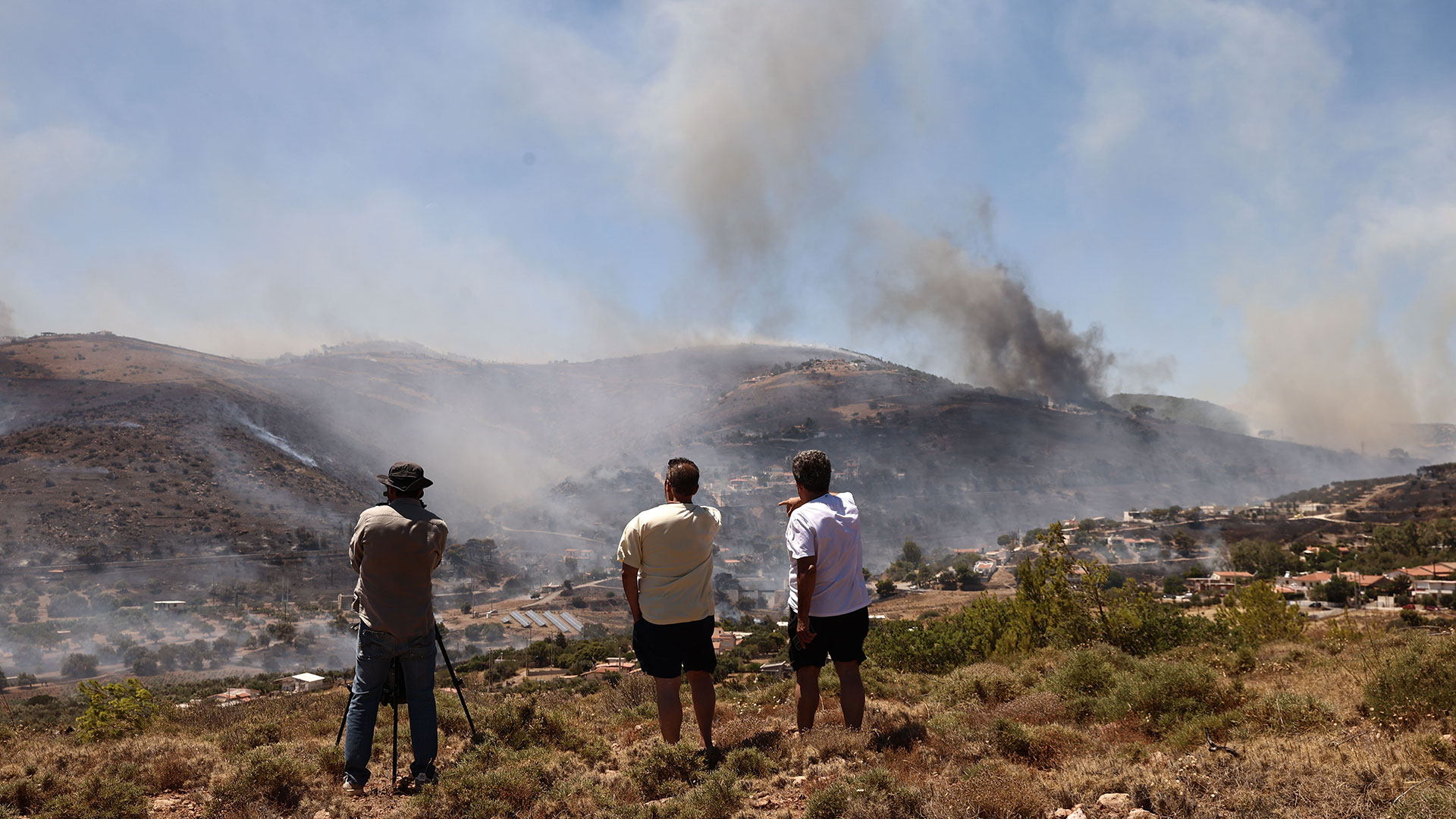 Φωτιά στην Κερατέα: Ισχυρές επίγειες και εναέριες δυνάμεις – Εκκενώσεις περιοχών, σπίτια στις φλόγες-2