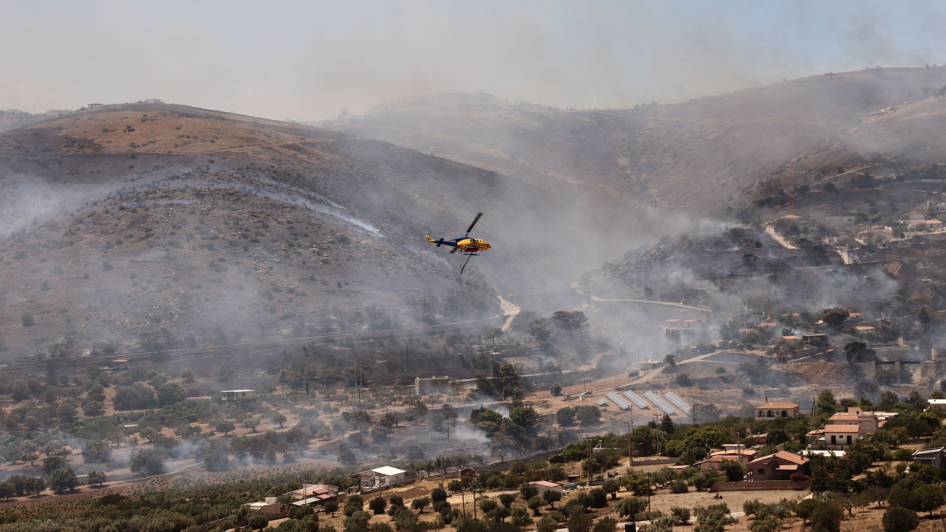 Φωτιά στην Κερατέα: Ισχυρές επίγειες και εναέριες δυνάμεις – Εκκενώσεις περιοχών, σπίτια στις φλόγες-3