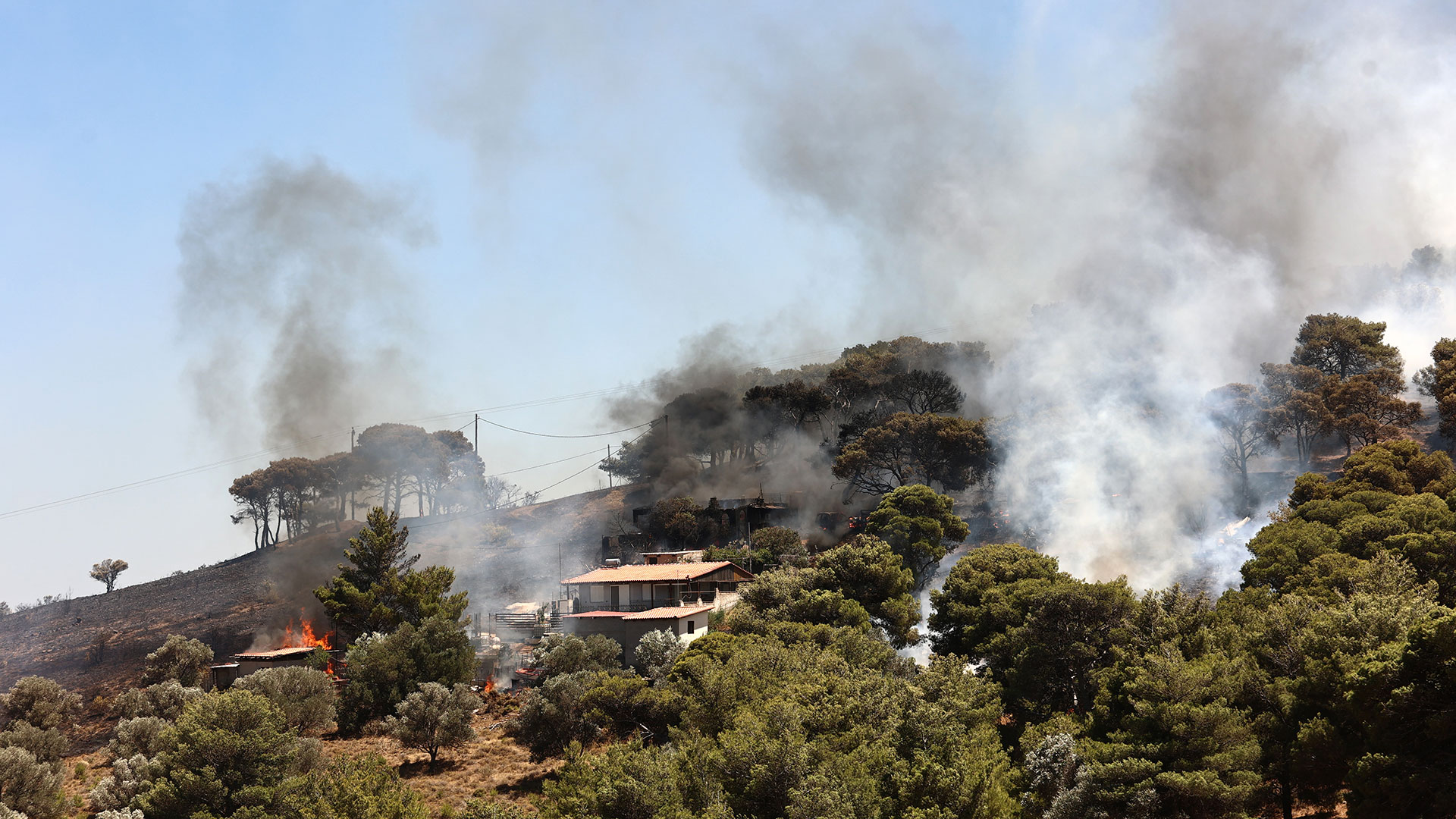 Φωτιά στην Κερατέα: Ισχυρές επίγειες και εναέριες δυνάμεις – Εκκενώσεις περιοχών, σπίτια στις φλόγες-6
