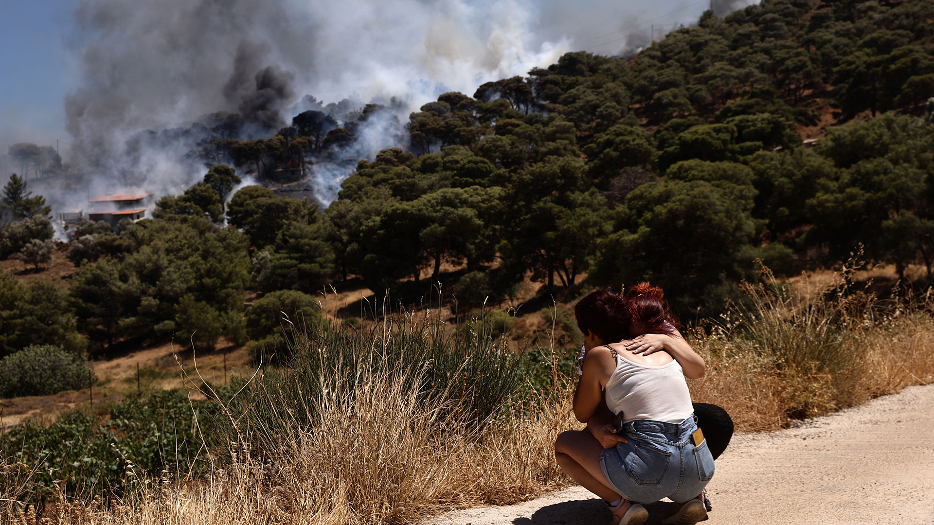 Φωτιά στην Κερατέα: Ισχυρές επίγειες και εναέριες δυνάμεις – Εκκενώσεις περιοχών, σπίτια στις φλόγες-9