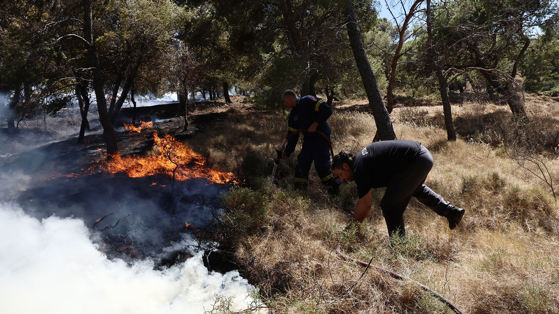 Φωτιά στην Κερατέα: Ισχυρές επίγειες και εναέριες δυνάμεις – Εκκενώσεις περιοχών, σπίτια στις φλόγες-10