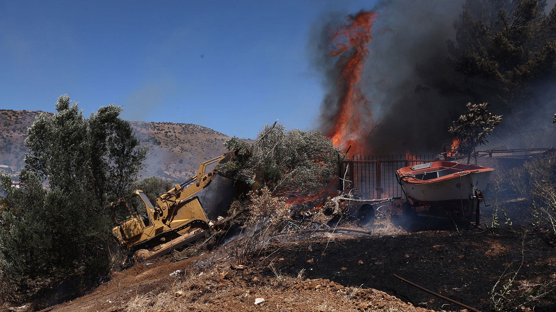 Φωτιά στην Κερατέα: Ισχυρές επίγειες και εναέριες δυνάμεις – Εκκενώσεις περιοχών, σπίτια στις φλόγες-12