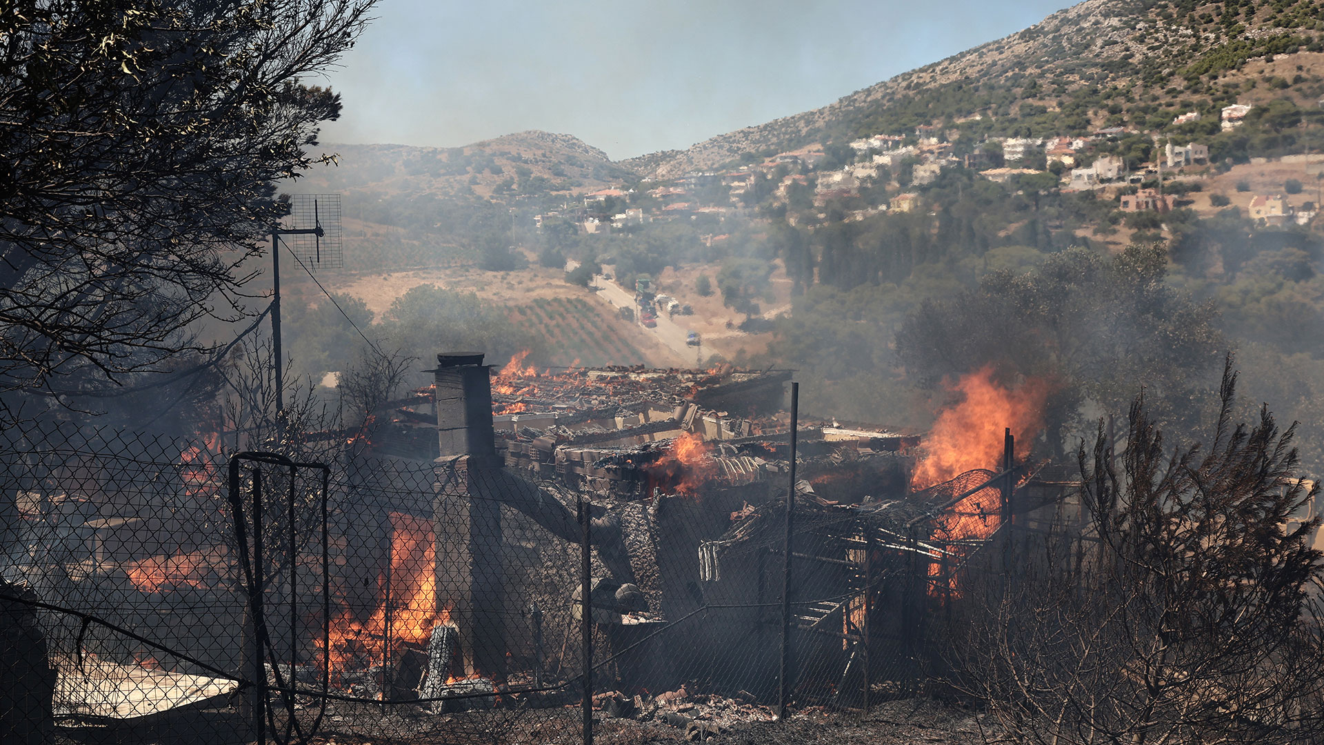 Φωτιά στην Κερατέα: Ισχυρές επίγειες και εναέριες δυνάμεις – Εκκενώσεις περιοχών, σπίτια στις φλόγες-11
