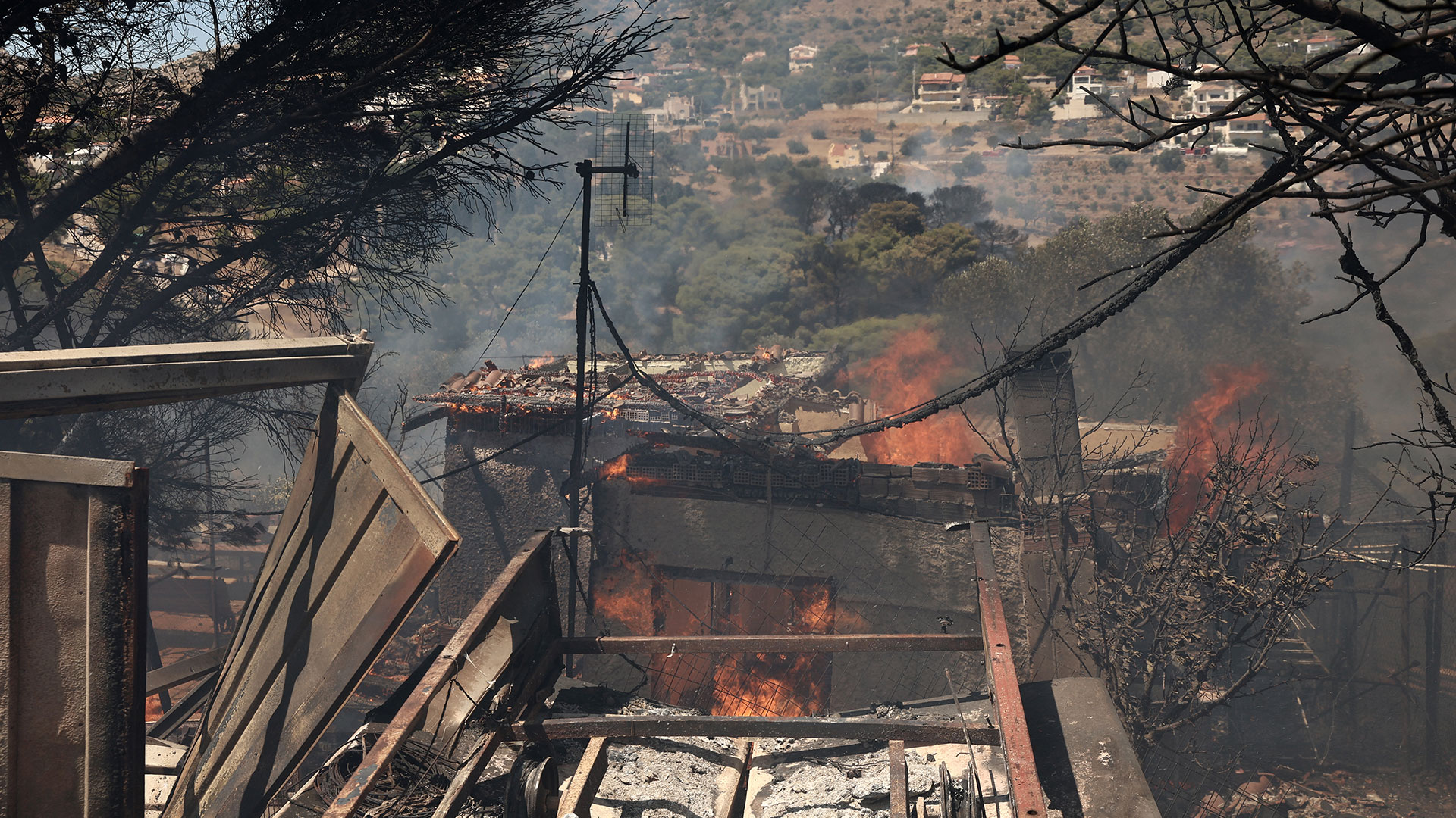 Φωτιά στην Κερατέα: Ισχυρές επίγειες και εναέριες δυνάμεις – Εκκενώσεις περιοχών, σπίτια στις φλόγες-13