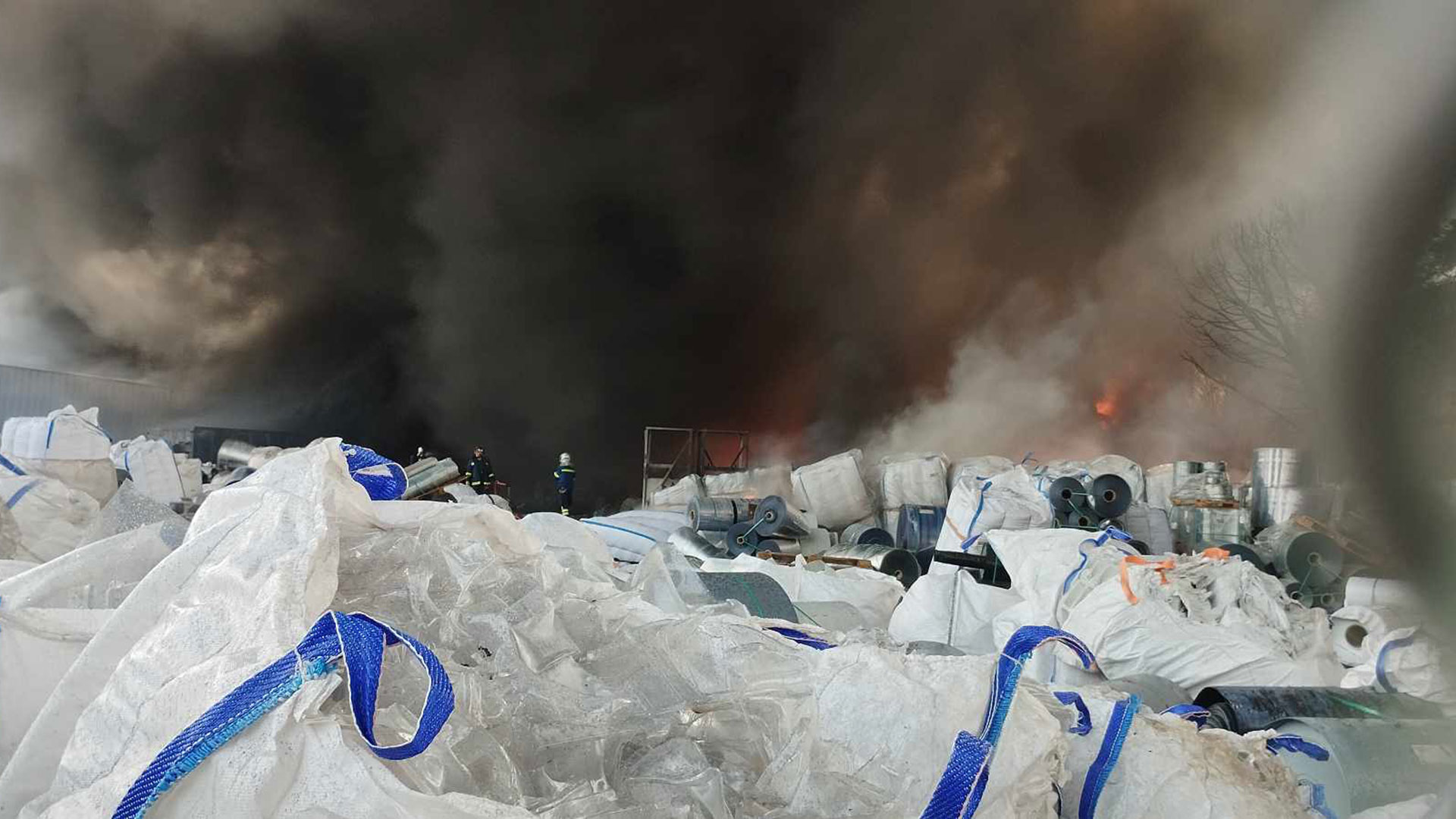 Εκρηξη και φωτιά σε εργοστάσιο στην Κάτω Κηφισιά-2