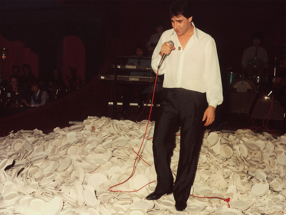 Βασίλης Καρράς: Ο «μουντζούρης» που έγινε φαινόμενο-4