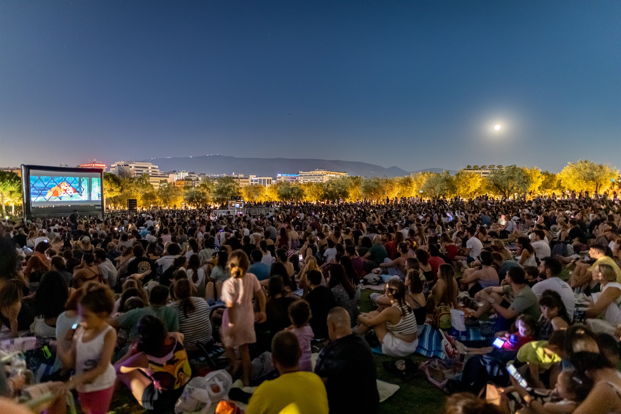 Από τον Κ. Βήτα έως τον Πάτρικ Σουέιζι, η Αθήνα ξεχύνεται στα πάρκα-3