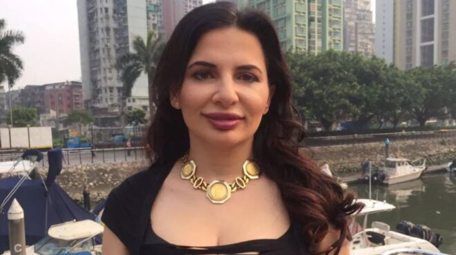 επικήρυξαν-τη-βασίλισσα-με-5-εκατ-δολ-563102770