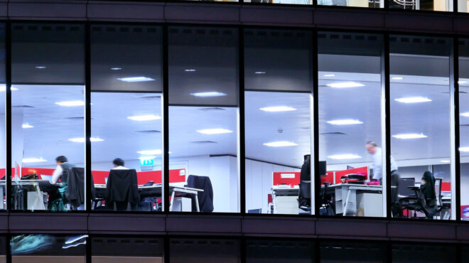 εργαζόμενοι-πιεσμένοι-και-ανασφαλεί-563096020