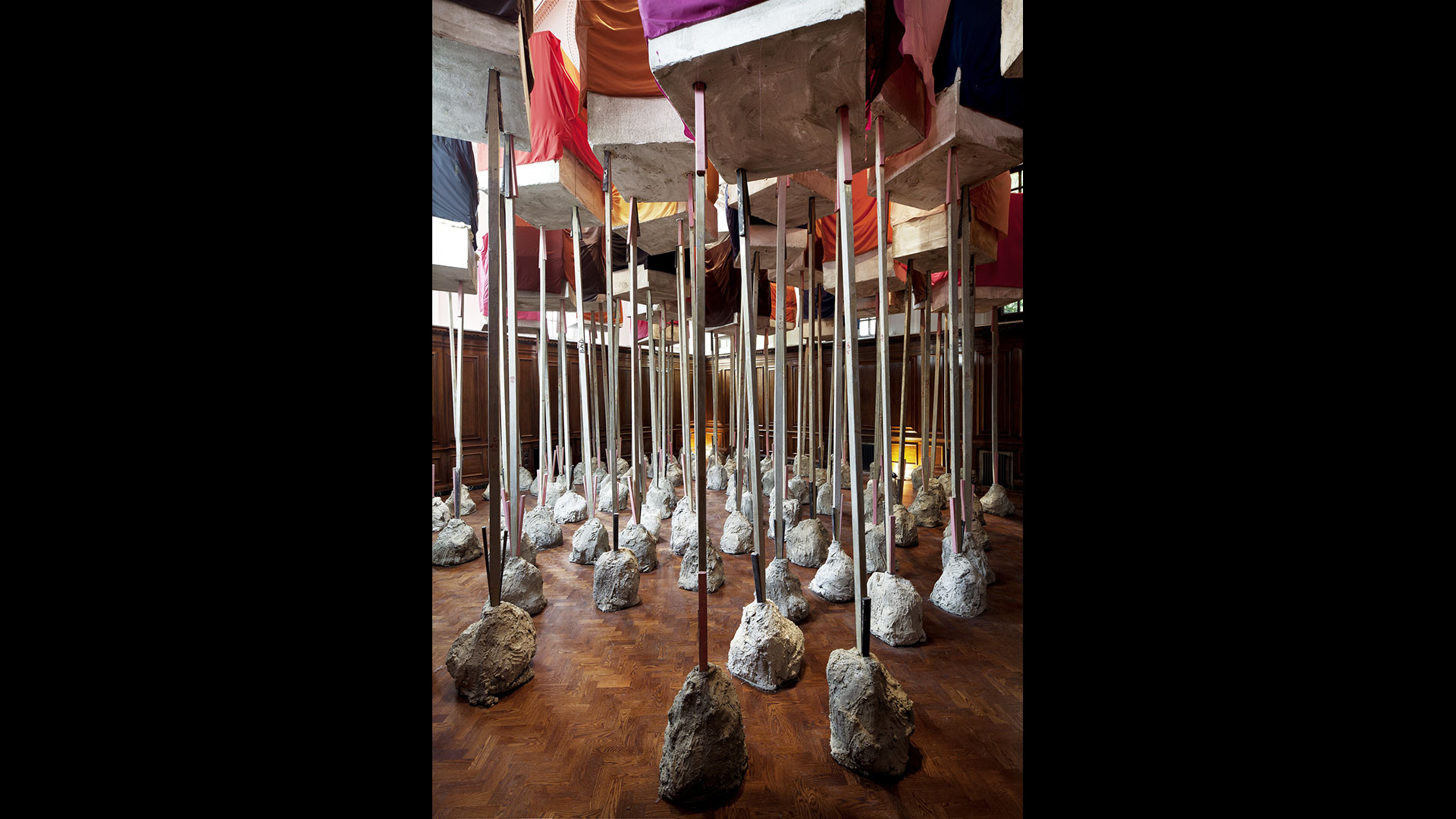 ενα-άλσος-από-ξύλο-ύφασμα-και-τσιμέντο-563079121