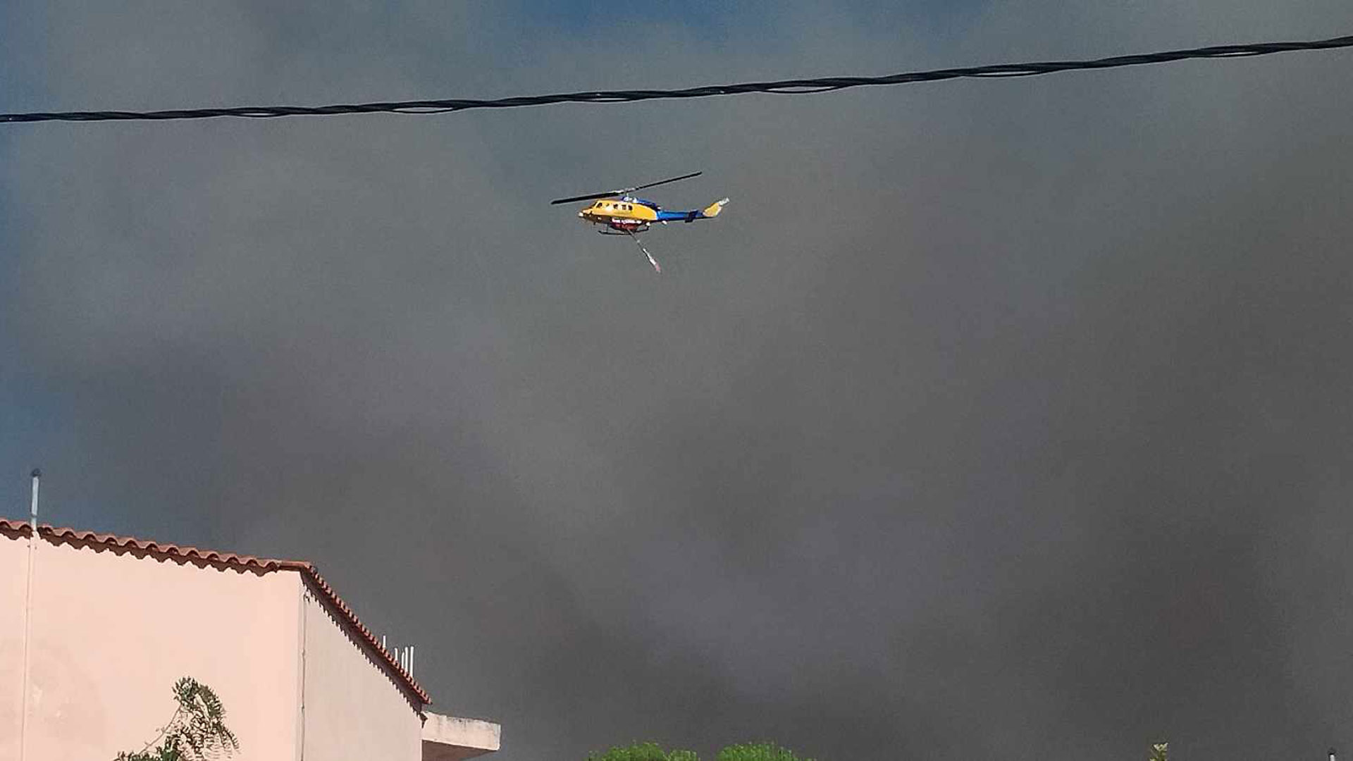 Σταμάτα Διονύσου: «Επικίνδυνη πυρκαγιά», κοντά σε σπίτια – Μηνύματα από το 112-6