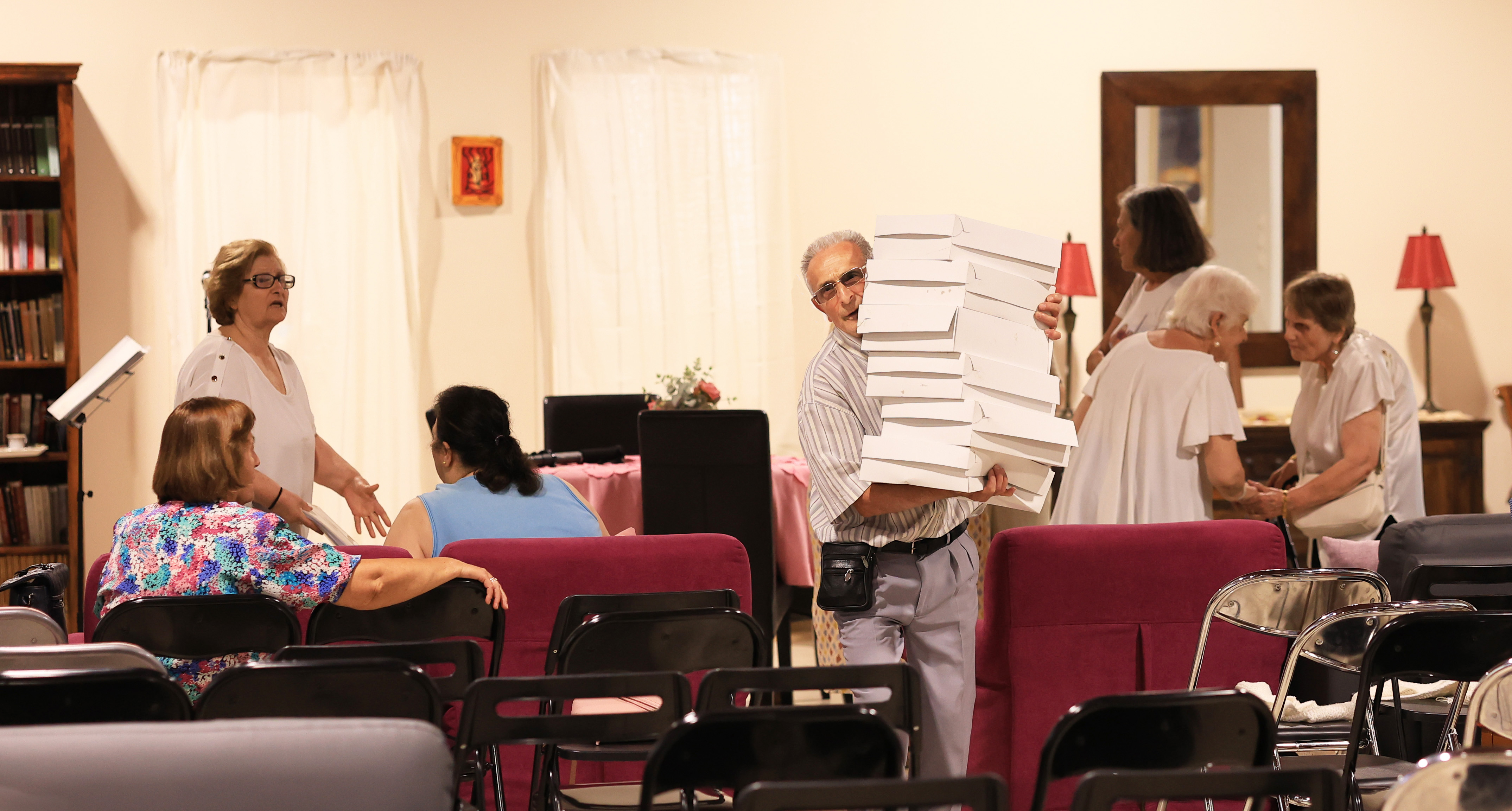 Mια ημέρα με καύσωνα στη Λέσχη Φιλίας παρέα με τη «Μαντάμ Σουσού» και τον Τσιτσάνη-4