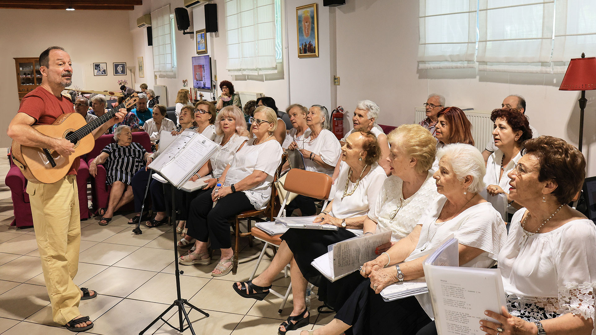 Mια ημέρα με καύσωνα στη Λέσχη Φιλίας παρέα με τη «Μαντάμ Σουσού» και τον Τσιτσάνη-2
